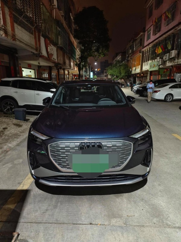 山寨电车奥迪Q4e-tron开两天优缺点总结 之前与奥迪4S店的朋友共餐，自然而然地聊到了奥迪的电动车。一直关注的MEB平台上的ID4 X令我产生了试驾的冲动。没过多久，试驾车Q4 e-tron 50创境版，高配版到手了。 经过两天的试驾，对于这款同平台的车，我不再与ID4进行对比。它的主要优缺点如下： 优点： 1. 外观符合各种审美，内饰充满科技感。 2. 坐姿高，内部空间充足，双电机版本动力强劲。 3. 续航根据前300公里的路况和驾驶习惯动态调整，无焦虑。 4. 底盘滤震效果好，方向指向精确，驾驶体验好。 5. 前排座椅可拉长，腿部承托好，后备箱空间大。 6. 无露营模式，但据说可破解。此外，快充速度快，电池规格良心。 7. 维修保养相对国产方便，价格合理。 缺点： 1. 低配版本舒适配置几乎为零，加速稍显迟缓。 2. 后轮鼓刹设计不太理想，没有热泵空调选项。 3. 车机反应较慢，智能语音功能一般。 4. 只有苹果Carplay，没有安卓的Carlife。 5. 后排座椅设计较短且竖直，喇叭声音单一（可后期升级）。 6. 机盖打开手动撑杆略显低端，车头内部构造有面包车之感。 7. 储物空间缺乏细节设计，如缺少放置小物品的抽屉。 8. 全系没有座椅通风功能，预约充电功能有限制。 9. 远程APP功能较少且使用不够流畅，部分使用问题如误触发照明灯和外放电功能缺失也存在。 这款车在操控上与传统油车无异，对于习惯驾驶油车的司机来说无需适应。其底盘带来的操控在同价位SUV中无论是国产还是合资都难以匹敌。虽然与特斯拉的缓行模式有所缺失，但降价三到五万将使其更具吸引力。-有驾