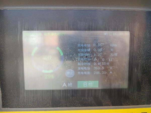 山寨电车奥迪Q4e-tron开两天优缺点总结 之前与奥迪4S店的朋友共餐，自然而然地聊到了奥迪的电动车。一直关注的MEB平台上的ID4 X令我产生了试驾的冲动。没过多久，试驾车Q4 e-tron 50创境版，高配版到手了。 经过两天的试驾，对于这款同平台的车，我不再与ID4进行对比。它的主要优缺点如下： 优点： 1. 外观符合各种审美，内饰充满科技感。 2. 坐姿高，内部空间充足，双电机版本动力强劲。 3. 续航根据前300公里的路况和驾驶习惯动态调整，无焦虑。 4. 底盘滤震效果好，方向指向精确，驾驶体验好。 5. 前排座椅可拉长，腿部承托好，后备箱空间大。 6. 无露营模式，但据说可破解。此外，快充速度快，电池规格良心。 7. 维修保养相对国产方便，价格合理。 缺点： 1. 低配版本舒适配置几乎为零，加速稍显迟缓。 2. 后轮鼓刹设计不太理想，没有热泵空调选项。 3. 车机反应较慢，智能语音功能一般。 4. 只有苹果Carplay，没有安卓的Carlife。 5. 后排座椅设计较短且竖直，喇叭声音单一（可后期升级）。 6. 机盖打开手动撑杆略显低端，车头内部构造有面包车之感。 7. 储物空间缺乏细节设计，如缺少放置小物品的抽屉。 8. 全系没有座椅通风功能，预约充电功能有限制。 9. 远程APP功能较少且使用不够流畅，部分使用问题如误触发照明灯和外放电功能缺失也存在。 这款车在操控上与传统油车无异，对于习惯驾驶油车的司机来说无需适应。其底盘带来的操控在同价位SUV中无论是国产还是合资都难以匹敌。虽然与特斯拉的缓行模式有所缺失，但降价三到五万将使其更具吸引力。-有驾