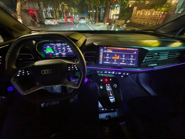 山寨电车奥迪Q4e-tron开两天优缺点总结 之前与奥迪4S店的朋友共餐，自然而然地聊到了奥迪的电动车。一直关注的MEB平台上的ID4 X令我产生了试驾的冲动。没过多久，试驾车Q4 e-tron 50创境版，高配版到手了。 经过两天的试驾，对于这款同平台的车，我不再与ID4进行对比。它的主要优缺点如下： 优点： 1. 外观符合各种审美，内饰充满科技感。 2. 坐姿高，内部空间充足，双电机版本动力强劲。 3. 续航根据前300公里的路况和驾驶习惯动态调整，无焦虑。 4. 底盘滤震效果好，方向指向精确，驾驶体验好。 5. 前排座椅可拉长，腿部承托好，后备箱空间大。 6. 无露营模式，但据说可破解。此外，快充速度快，电池规格良心。 7. 维修保养相对国产方便，价格合理。 缺点： 1. 低配版本舒适配置几乎为零，加速稍显迟缓。 2. 后轮鼓刹设计不太理想，没有热泵空调选项。 3. 车机反应较慢，智能语音功能一般。 4. 只有苹果Carplay，没有安卓的Carlife。 5. 后排座椅设计较短且竖直，喇叭声音单一（可后期升级）。 6. 机盖打开手动撑杆略显低端，车头内部构造有面包车之感。 7. 储物空间缺乏细节设计，如缺少放置小物品的抽屉。 8. 全系没有座椅通风功能，预约充电功能有限制。 9. 远程APP功能较少且使用不够流畅，部分使用问题如误触发照明灯和外放电功能缺失也存在。 这款车在操控上与传统油车无异，对于习惯驾驶油车的司机来说无需适应。其底盘带来的操控在同价位SUV中无论是国产还是合资都难以匹敌。虽然与特斯拉的缓行模式有所缺失，但降价三到五万将使其更具吸引力。-有驾