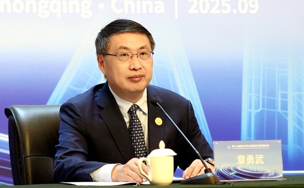 市长顾问团会议秘书处秘书长、市商务委主任章勇武介绍相关情况。代婧靓摄
