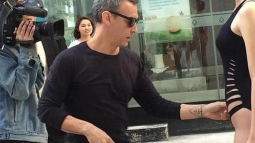 世界上最幸福的男人，美女心甘情愿被他撕剪衣服，让无数男人羡慕