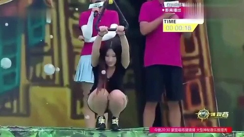 长发美女来闯关，被道具撞了，好心疼啊