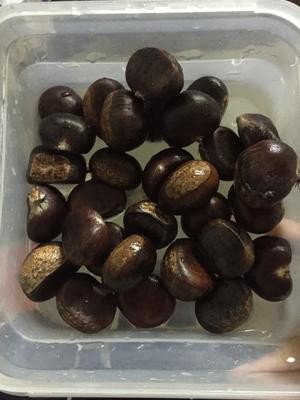 巧剥生板栗的做法 步骤1