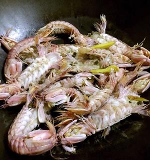 无油炸版的椒盐皮皮虾和巧拨虾壳的方法的做法 步骤2