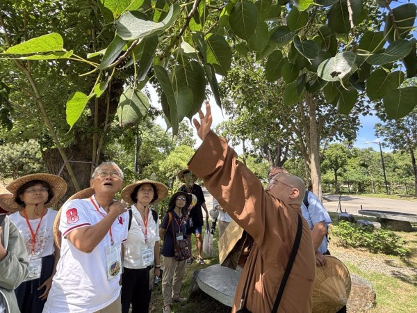 南华大学于佛陀纪念馆举办永续发展系列讲座，佛馆环境教育人员觉均法师介绍菩提树的生长特性，并说明其与释迦牟尼佛悟道成佛的渊源。(南华大学提供)