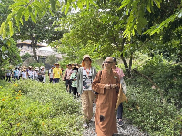 南华大学于佛陀纪念馆举办永续发展系列讲座，佛馆环境教育人员妙会法师带领学员走入祇园区赏蝶步道，欣赏飞舞的紫斑蝶。(南华大学提供)