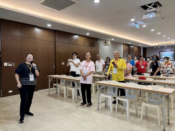 南华大学于佛陀纪念馆举办永续发展系列讲座，杨惠玲副总务长以趣味互动游戏，引导学员如何选择绿色旅游的低碳饮食。(南华大学提供)