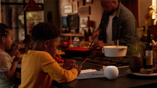 ▲ HomePod mini 能召唤 智能助理 Siri ，为每位家庭成员提供个性化的使用体验。