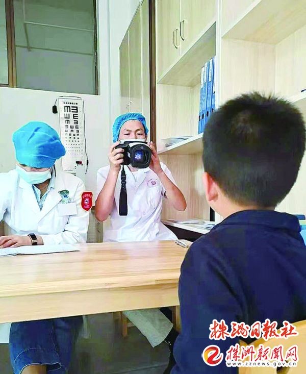 一名学龄前儿童在接受视力筛查。记者 何春林 摄