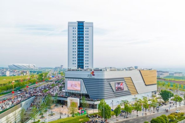  两江新区龙兴天街开街。受访者供图