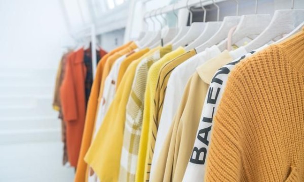 衣服总是皱巴？挂烫机帮你轻松去除褶皱，衣服平整如新