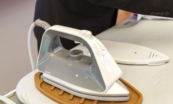 衣服总是皱巴？挂烫机帮你轻松去除褶皱，衣服平整如新
