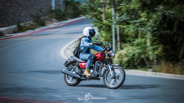 被催爆的太子摩托车Gn125改装篇！终于来啦！ 改装篇终于来啦！ 后续更多改装持续更新中 ️ GN125/GN250摩托车复古改装坐垫，短版53cm坐垫，毛毛虫款式，适合cafe复古改装，价格-160。 ️ CG125摩托车前减震防尘套，适用于WY125/GS125/GN125的前叉防护，价格-12。 ️ GN125/CG125摩托车配件改装，复古金属圆形LED尾灯，刹车行车灯，后尾灯，价格-44。 ️ 适用于豪爵铃木太子GN125摩托车的减震器字牌和前叉字牌装饰标志，价格-22。 ️ 摩托车油箱字牌，铝合金标牌标志，适用于嘉陵珠江本田油箱，价格-12。 ️ GN125摩托车复古手工车缝毛毛虫坐垫，国产太子款式，原装长度63（白色走线款），价格-203。  摩托车摩的灯，个性创意装饰灯，爆闪灯，适用于自行车夜骑警示。 ️ 摩托车衣车罩，防雨防晒防水尘套，太子摩托车罩，挡雨布雨披罩衣等。 让我们一起享受骑行的生活，分享复古机车、爱车、骑帅不骑快等摩托车改装的乐趣！-有驾