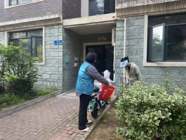 石山社区开展“迎五一”环境卫生大扫除志愿服务活动.doc