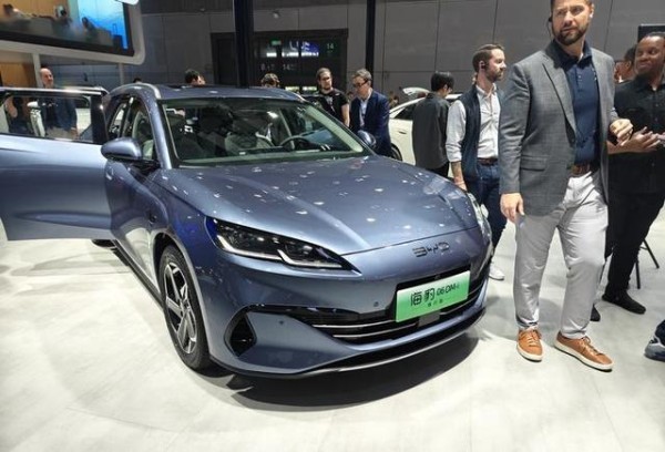 首发实用与颜值的完美融合 比亚迪海豹06 DM-i旅行版亮相-有驾