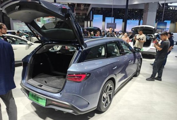 首发实用与颜值的完美融合 比亚迪海豹06 DM-i旅行版亮相-有驾