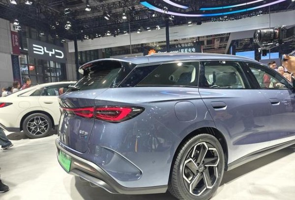 首发实用与颜值的完美融合 比亚迪海豹06 DM-i旅行版亮相-有驾