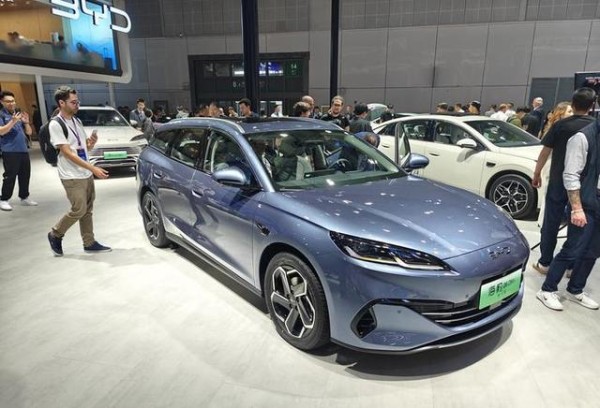 首发实用与颜值的完美融合 比亚迪海豹06 DM-i旅行版亮相-有驾