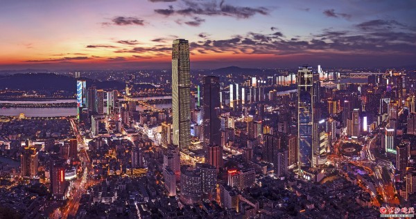作为长沙三千年不变的城市原点，芙蓉区紧扣“做实全市文化中心”目标，立足“一点三脉四片区”，让“快乐芙蓉”成为市民游客心之所向。芙蓉区文旅体局供图