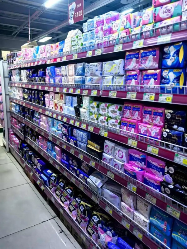 超市里销售的女性用品经期卫生用品。孟刚/摄