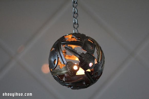 无师自通冶炼工艺 把旧钥匙DIY成装饰品