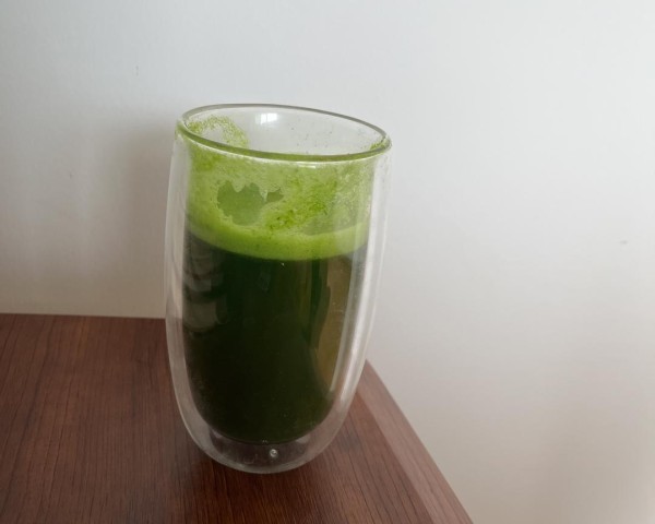 西芹菠菜香蕉混合绿汁成品图