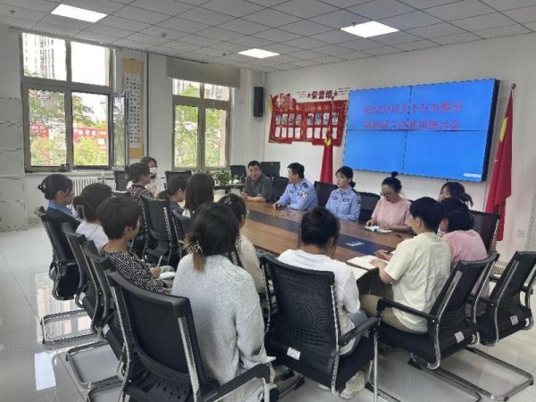 哈尔滨市公安局松北分局网安大队深入松祥街道融创社区召开打击整治网络谣言专题研讨会
