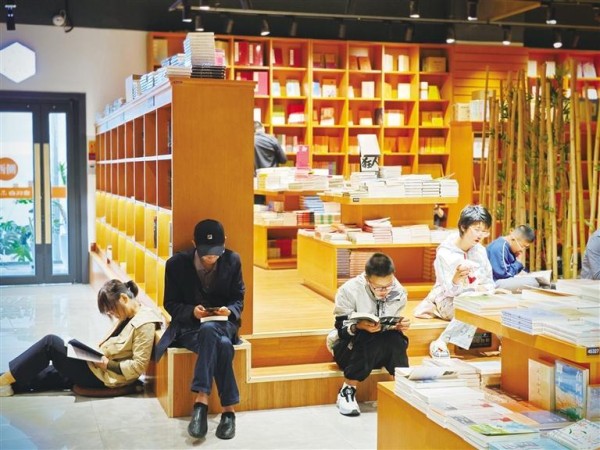 市民在西北书城享受阅读时光