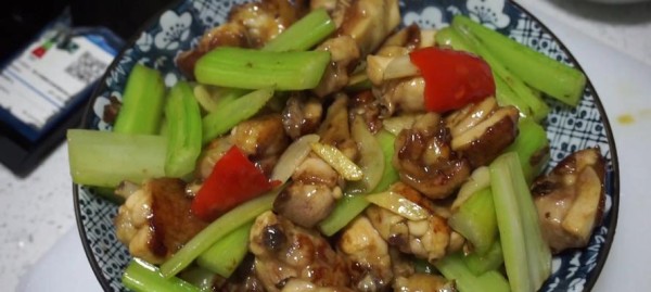 健康饮食小窍门（以西芹炒鸡胸肉）