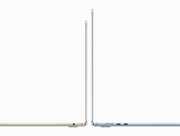 呈打开状态的 13 英寸和 15 英寸 MacBook Air 背靠背放置,展示尺寸区别