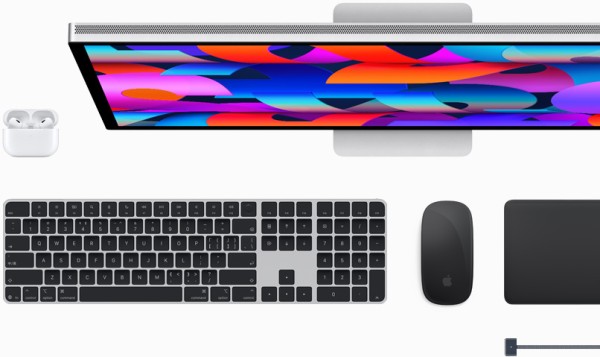 一组 Mac 配件,包括 AirPods、Studio Display、妙控键盘,以及午夜色的妙控鼠标、妙控板、MagSafe 充电线