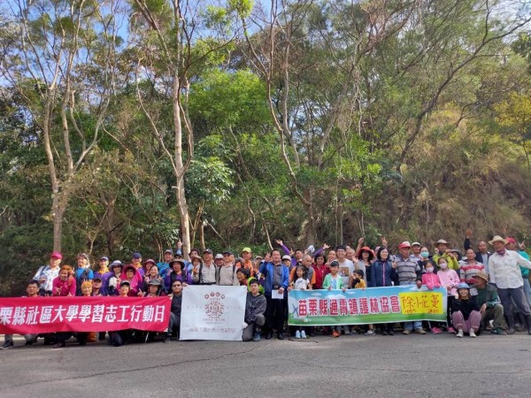 新竹林管处31日携手社区居民拔除小花蔓泽兰。（新竹林区管理处陈正伦提供／何冠娴苗栗传真）