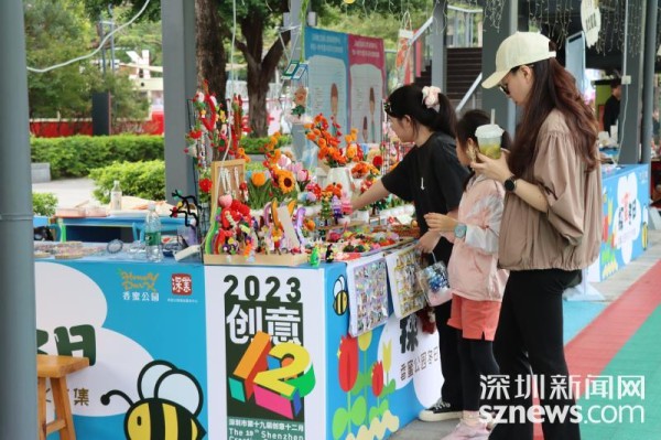 市民们参观集市。(记者 邱伟斌摄)