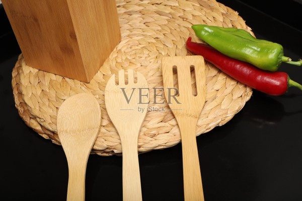 竹制餐具收纳架，竹制厨房用具，概念拍摄电商照片。照片摄影图片