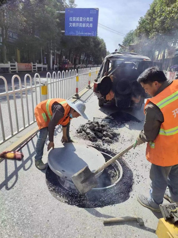 “红马甲”开展人居环境整治志愿服务图为：开展城市窨井盖综合治理 (5)活动。