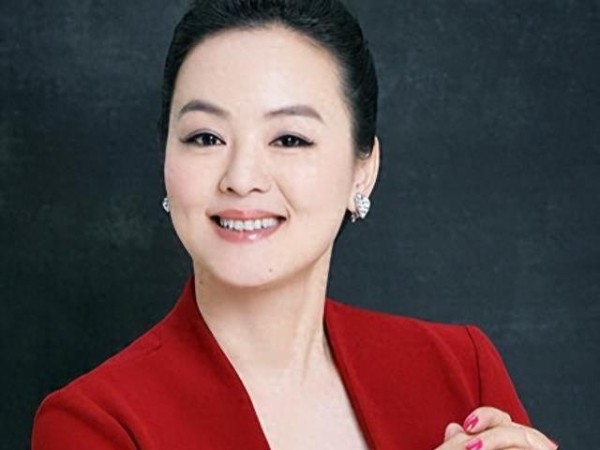 央视主持人孙小梅：巅峰时却隐退幕后，如今56岁结婚生子生活幸福