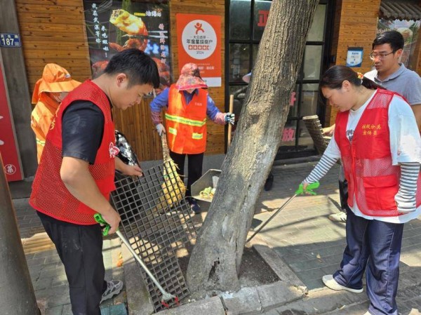 扮靓家园齐动手：民权街道集中清理民生路路边垃圾行动显成效.docx