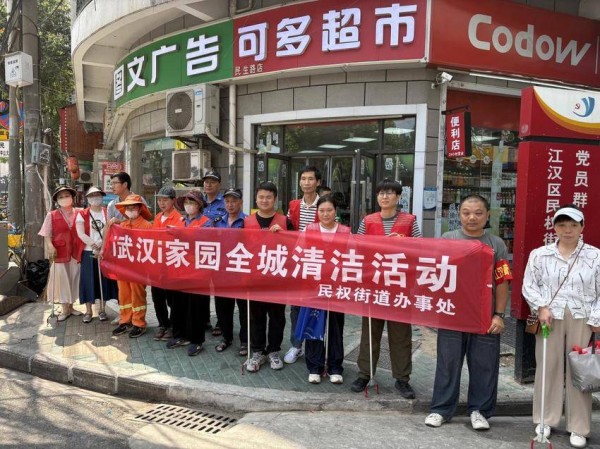 扮靓家园齐动手：民权街道集中清理民生路路边垃圾行动显成效.docx