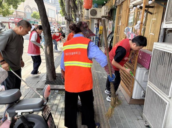 扮靓家园齐动手：民权街道集中清理民生路路边垃圾行动显成效.docx