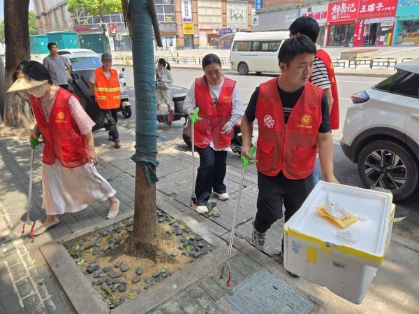 扮靓家园齐动手：民权街道集中清理民生路路边垃圾行动显成效.docx