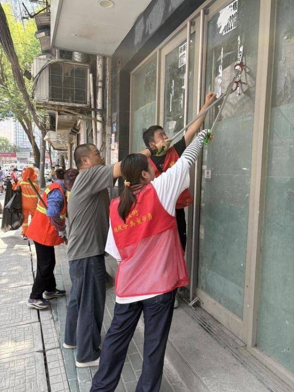 扮靓家园齐动手：民权街道集中清理民生路路边垃圾行动显成效.docx