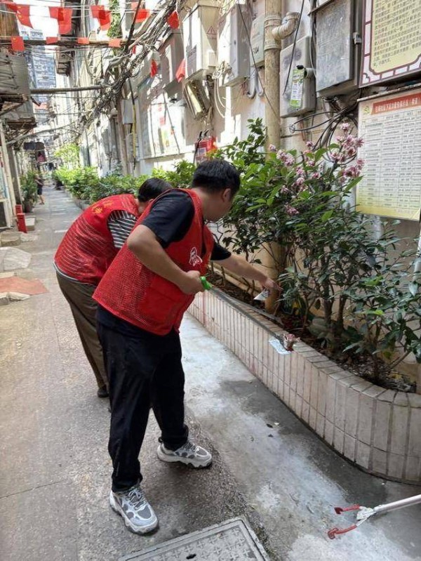 扮靓家园齐动手：民权街道集中清理民生路路边垃圾行动显成效.docx