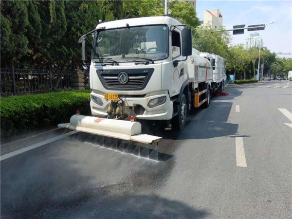 “城管蓝”双节坚守 筑牢城市运行安全防线