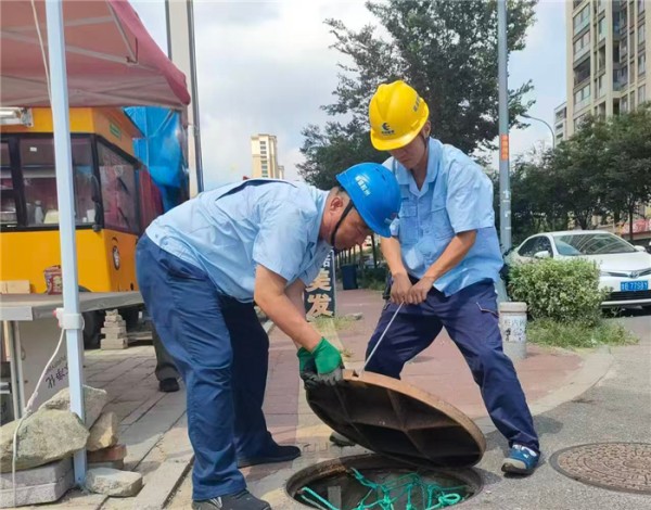 “城管蓝”双节坚守 筑牢城市运行安全防线