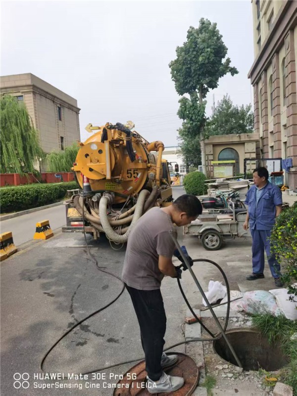 “城管蓝”双节坚守 筑牢城市运行安全防线