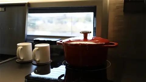 越野大哥范儿！东风猛士房车，6.7T动力上路超霸气-有驾