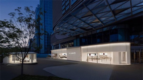 位于重庆市渝北区光环购物公园LG层01-02商铺的华为智能生活馆·重庆光环购物公园。华为终端供图
