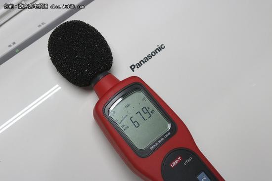 ▲冲水时噪音为67.9分贝