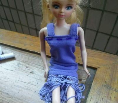利用旧衣服怎么手工完成芭比娃娃衣服制作