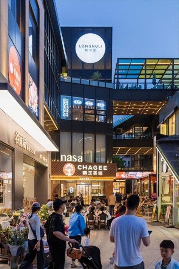 →龙湖里的独特美食与潮流特色吸引众多市民前来体验